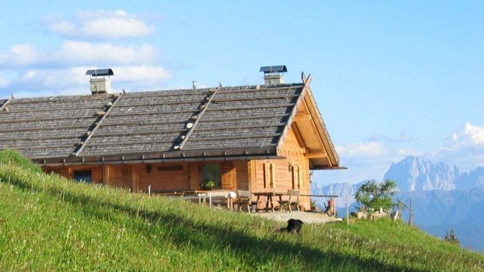 Discover the Alpine huts in Meransen, Vals & Co. You can see the Moserhütte from the outside surrounded by meadows and mountains
