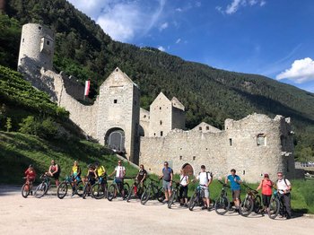 Mühlbach im Pustertal Eine Gruppe Radfahrer vor der Mühlbacher Klause
