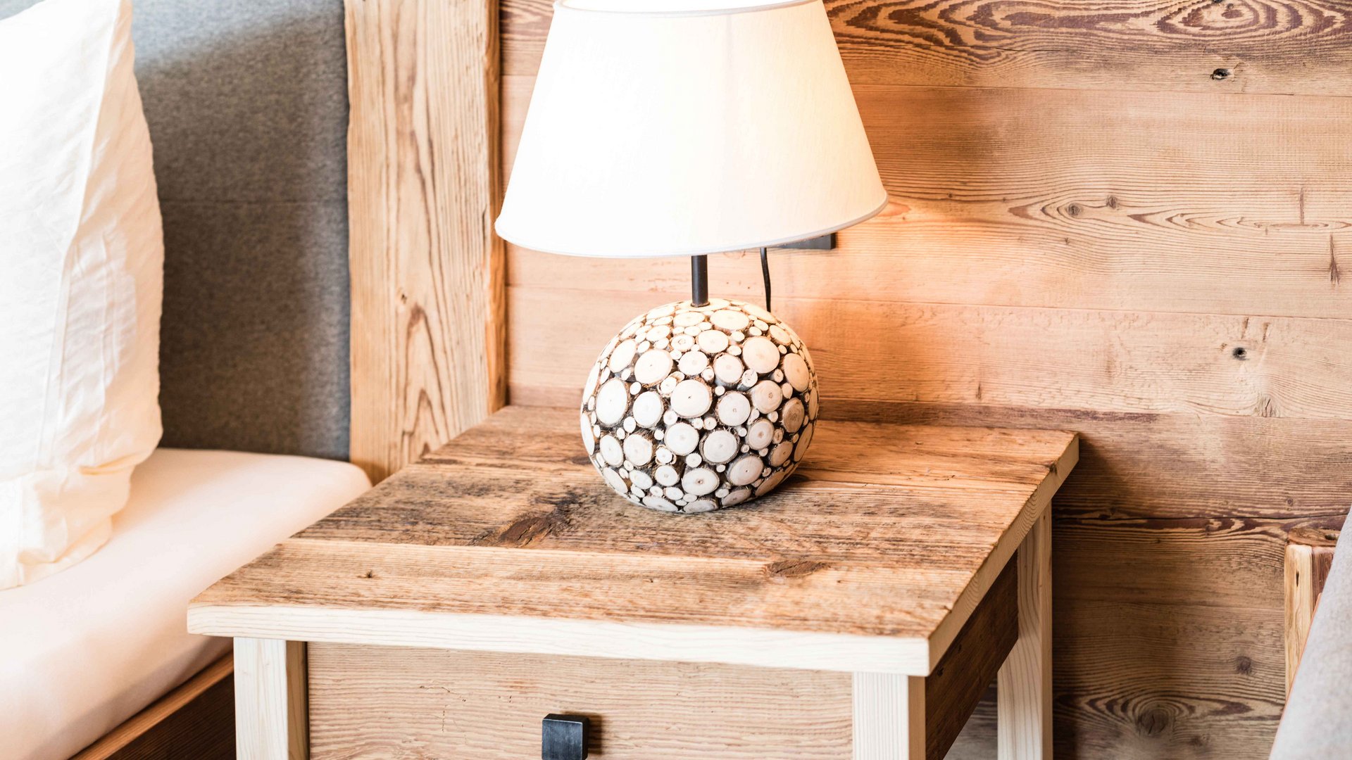 Rodeneck – for a wonderful walking holiday in Italy Wooden bedside lamp built on a bedside table also made of wood